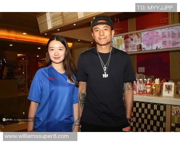 足球明星与粉丝亲密合影瞬间展现温暖互动与真挚情感 足球明星与粉丝亲密合影瞬间展现温暖互动与真挚情感